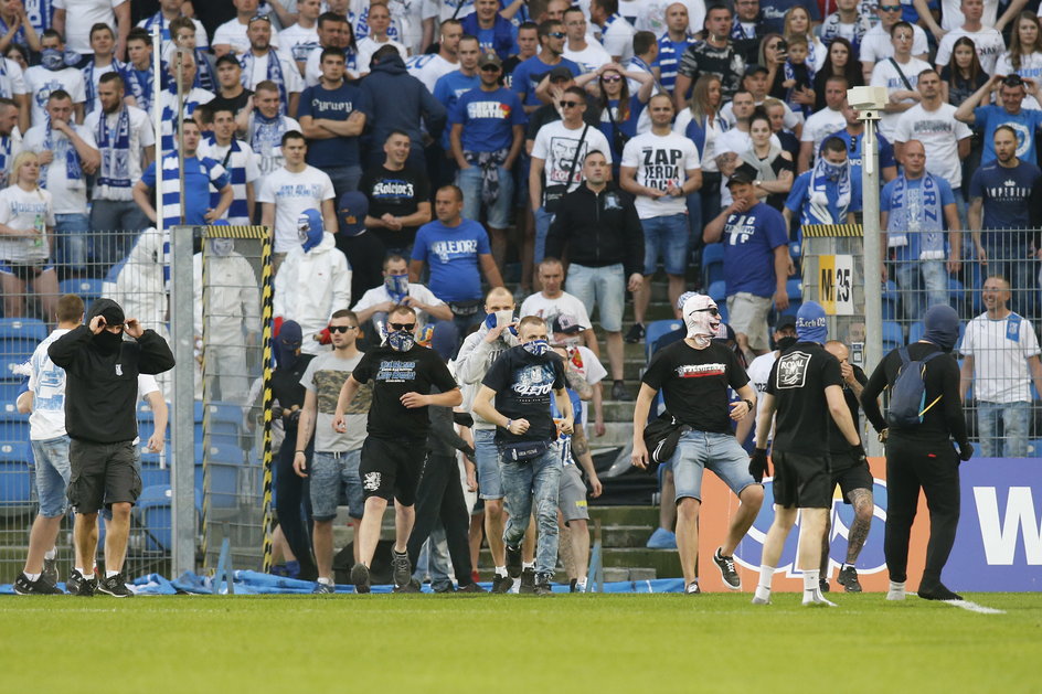 Zamaskowani pseudokibice biegali po całym boisku