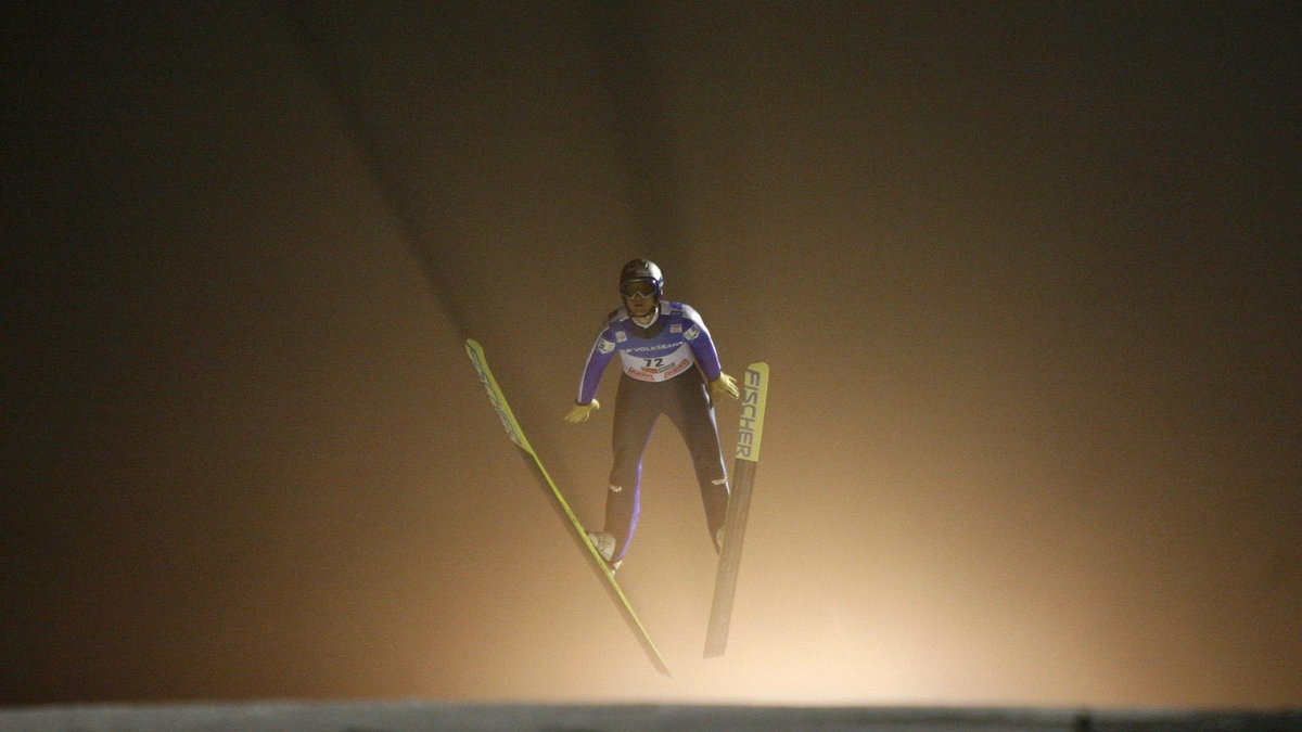 2009-11-27T160023Z_01_RCS08_RTRIDSP_3_SKIJUMP.jpg