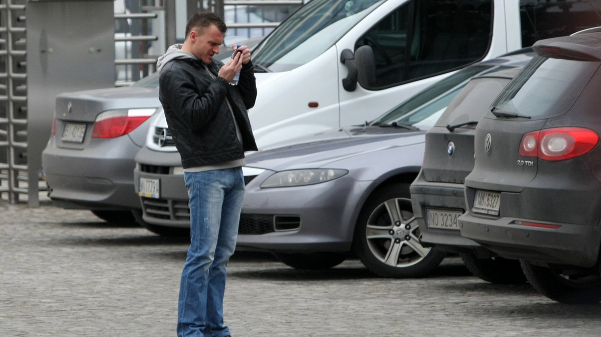 Daniel Kokosiński na parkingu przed stadionem Polonii Warszawa.