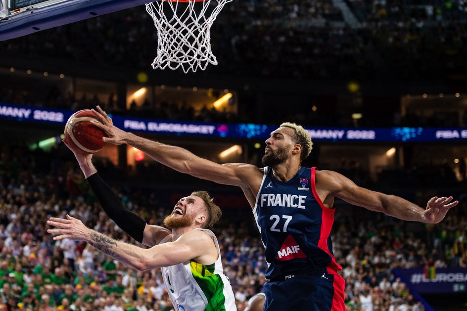 Rudy Gobert blokujący rzut Litwina  Ignasa Brazdeikisa