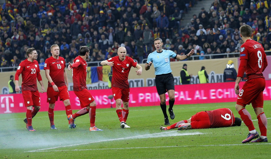 Robert Lewandowski po wybuchu petardy w meczu Rumunia - Polska (2016 r.)