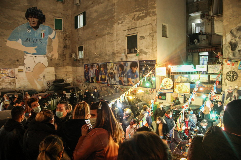 Po informacji o śmierci Maradony neapolitańczycy tłumnie oddają mu cześć