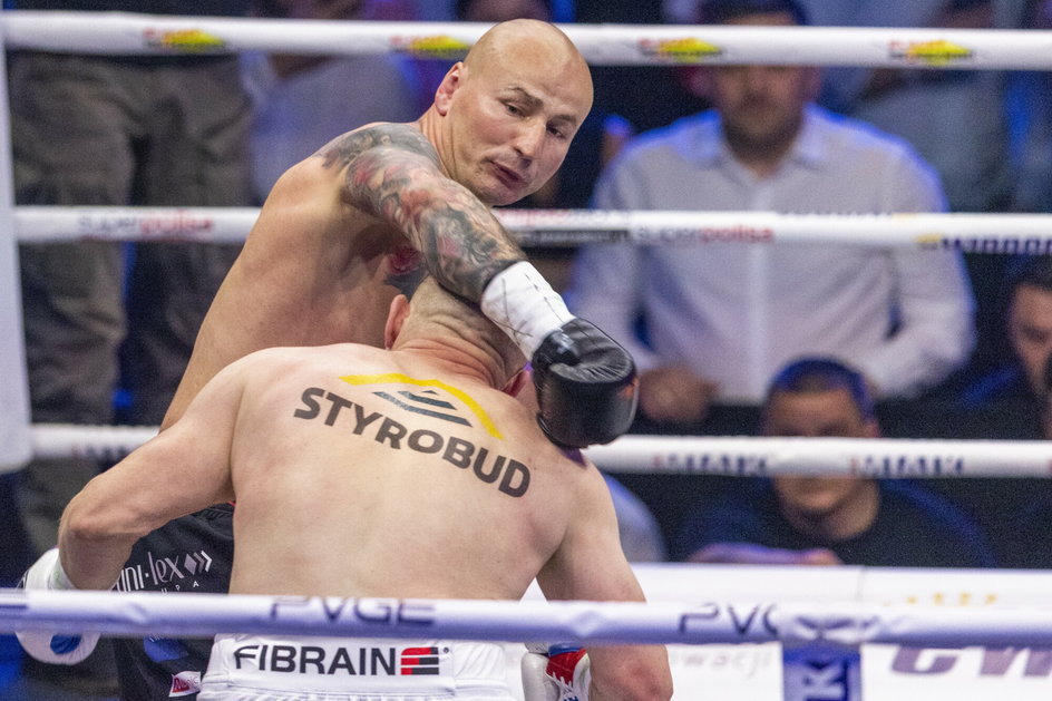 Artur Szpilka podczas walki na gali Knockout Boxing Night 15, Rzeszów, 30 maja 2021 r.