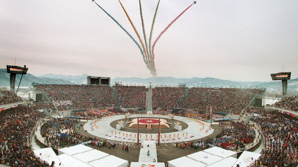 Ceremonia otwarcia XVIII ZIO odbyła się na nowym stadionie w Nagano, a sportowcy rywalizowali na 14 obiektach. Zanim zapłonął znicz olimpijski w mieście igrzysk, płomień z Olimpii przebył drogę długości 1162 km.