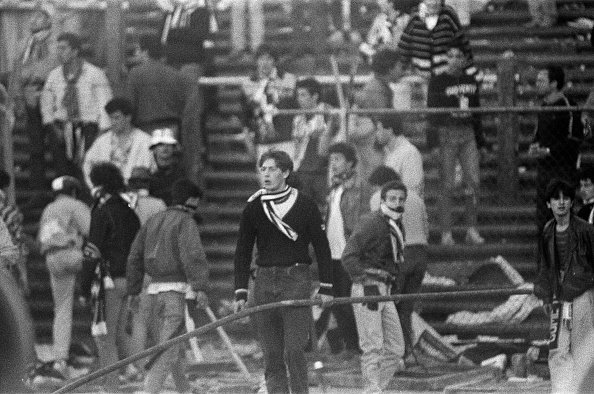 W walkach pseudokibice używali także metalowych elementów z rozwalającej się konstrukcji stadionu Heysel