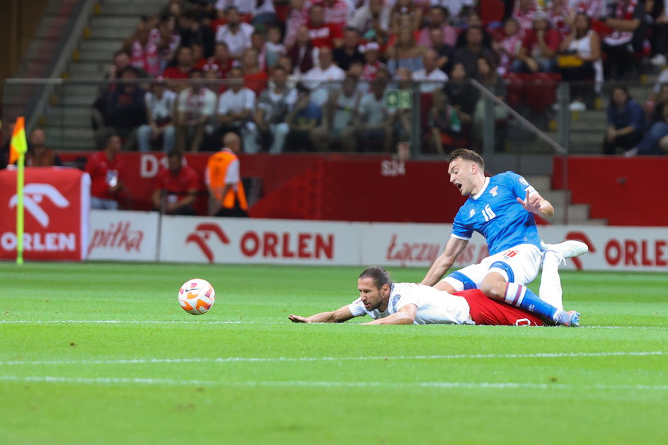 Grzegorz Krychowiak w starciu z Gunnarem Vatnhamarem