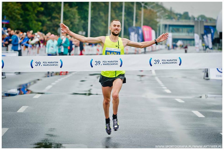 Błażej Brzeziński na mecie 39.PZU Maratonu Warszawskiego