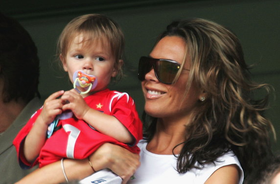 Romeo Beckham z mamą (2004 r.)