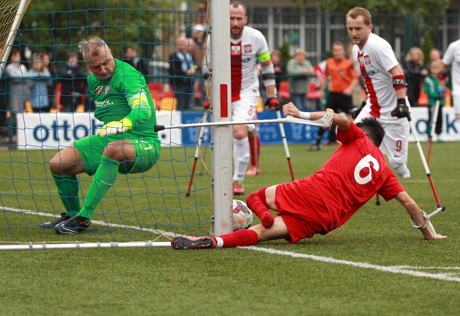 Marek Zadębski broniący podczas Amp Futbol Cup 2015 w Warszawie. Mecz finałowy Polska - Turcja