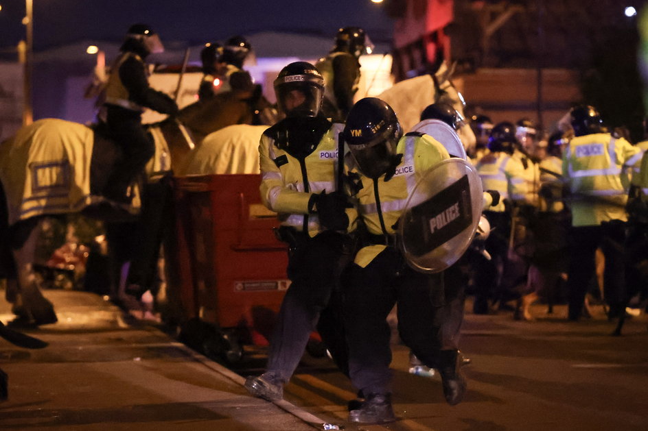 Policja podczas zamieszek pod Villa Park