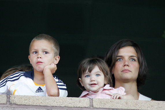 Romeo Beckham w 2007 roku (na zdjęciu z Katie Holmes i jej córką Suri)