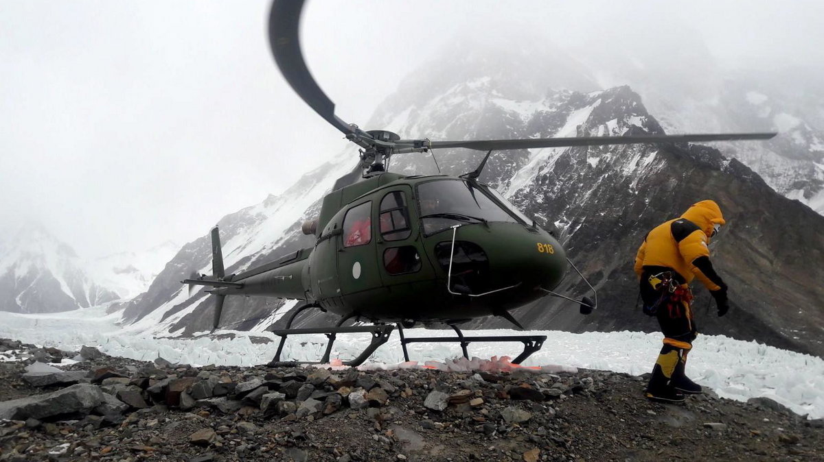 Przygotowania do wylotu ekipy ratunkowej z bazy pod K2