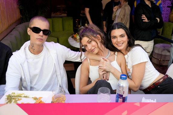 Wokalista Justin Bieber z żoną Hailey Bieber i celebrytka Kendall Jenner na Super Bowl 2022