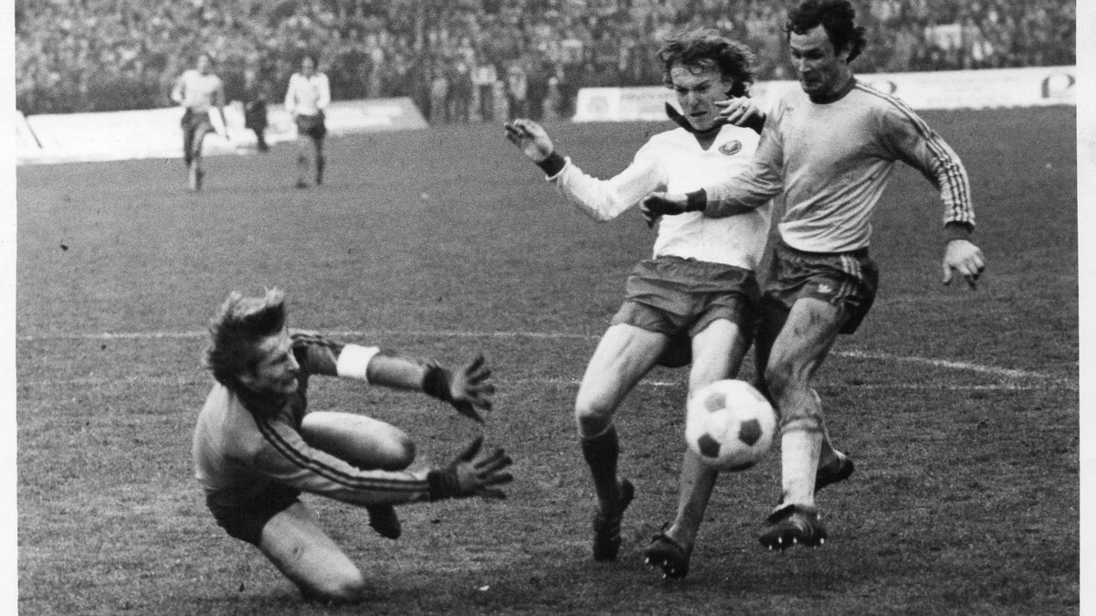 Mecz Arka-Widzew (2:2 ), 5 grudnia 1976 roku. Andrzej Dybicz (z prawej) naciera na bramkę gości. Na zdjęciu takżę Zbigniew Boniek i Stanisław Burzyński.