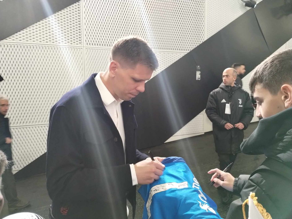 Wojciech Szczęsny signe des autographes après le match contre l'AC Milan