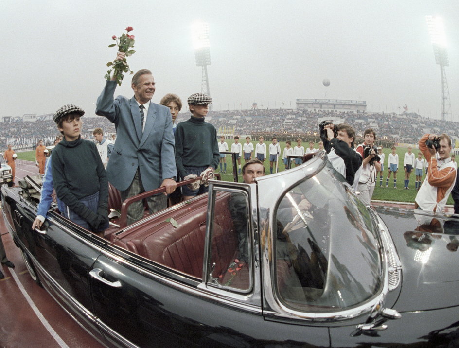 Lew Jaszyn – ikona radzieckiego futbolu. Runda honorowa wokół Stadionu Dinama z okazji jego 60. urodzin. 