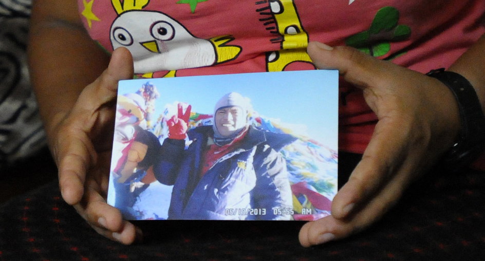 Nepalka Doma Sherpa pokazuje jedno ze zdjęć, które wysłał jej mąż Sona Sherpa (czerwiec 2013)