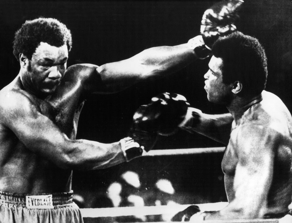Muhammad Ali (z prawej) i George Foreman podczas "Rumble in the Jungle". 30 października 1974 r.