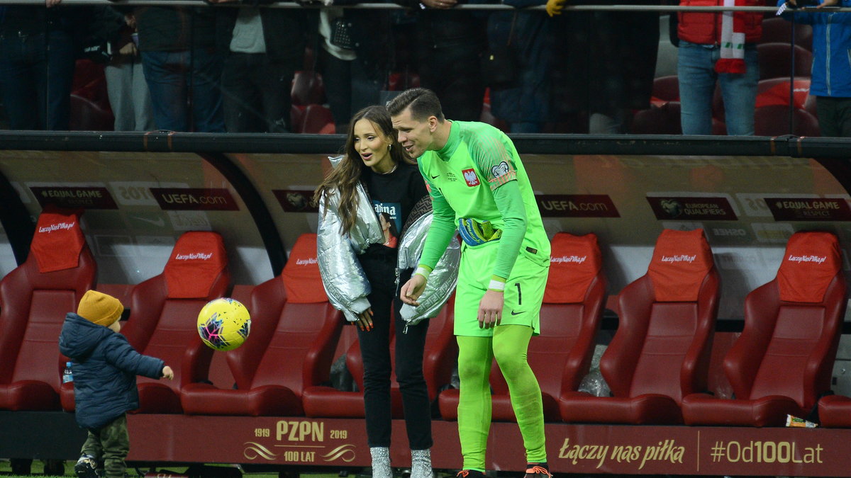 Wojciech Szczęsny z synem Liamem i żoną Mariną 