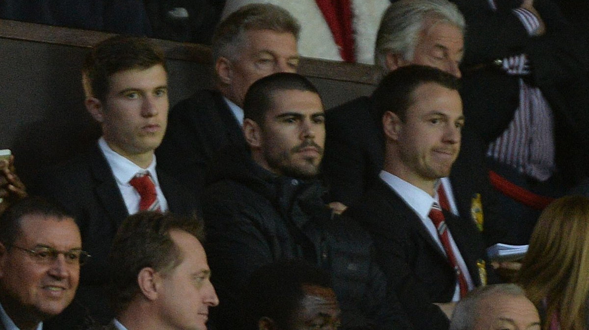 Victor Valdes (w środku) na trybunach Old Trafford