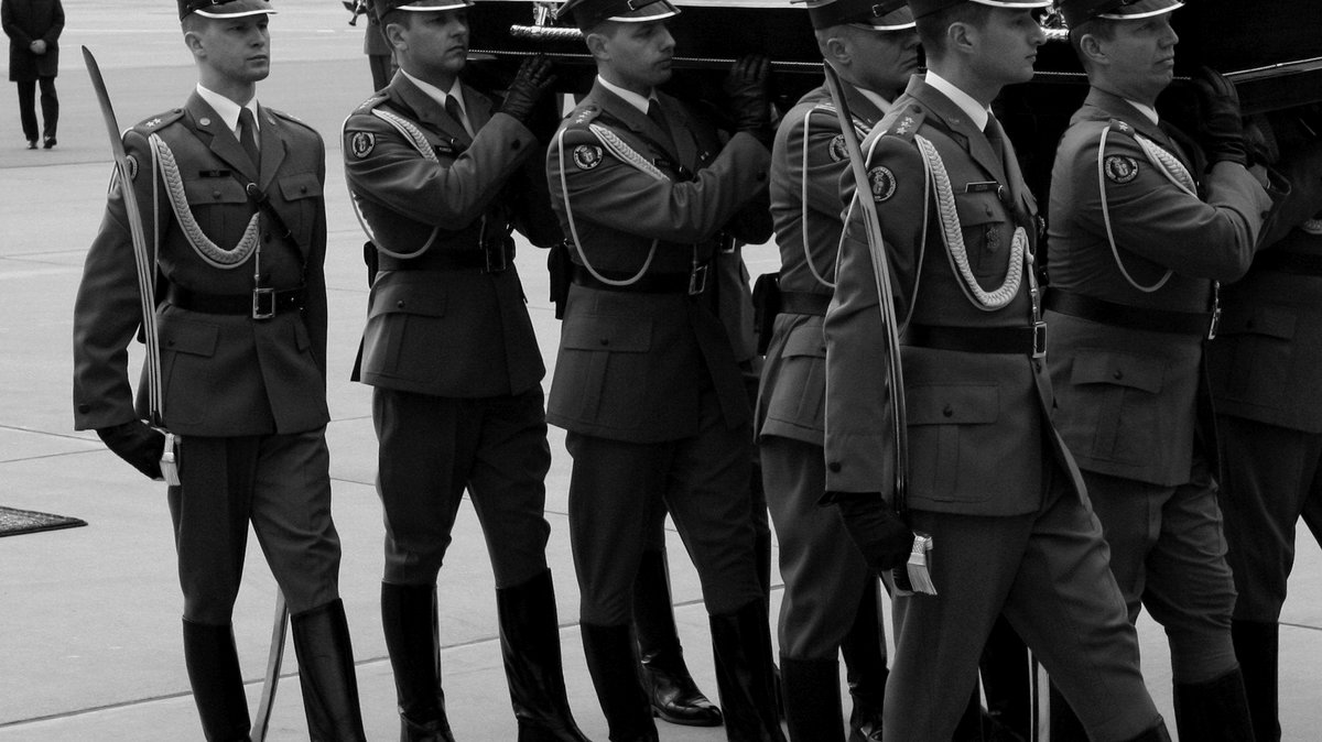 Trumna z ciałem Lecha Kaczyńskiego na lotnisku w Warszawie