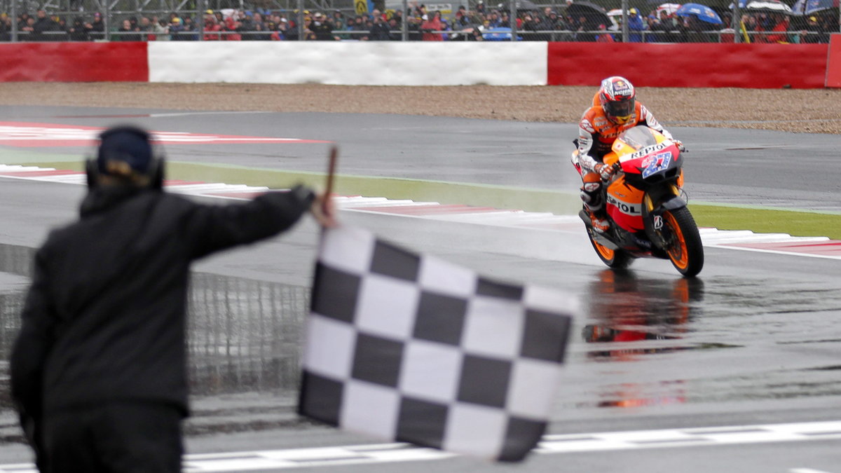 Casey Stoner triumfuje na Silverstone