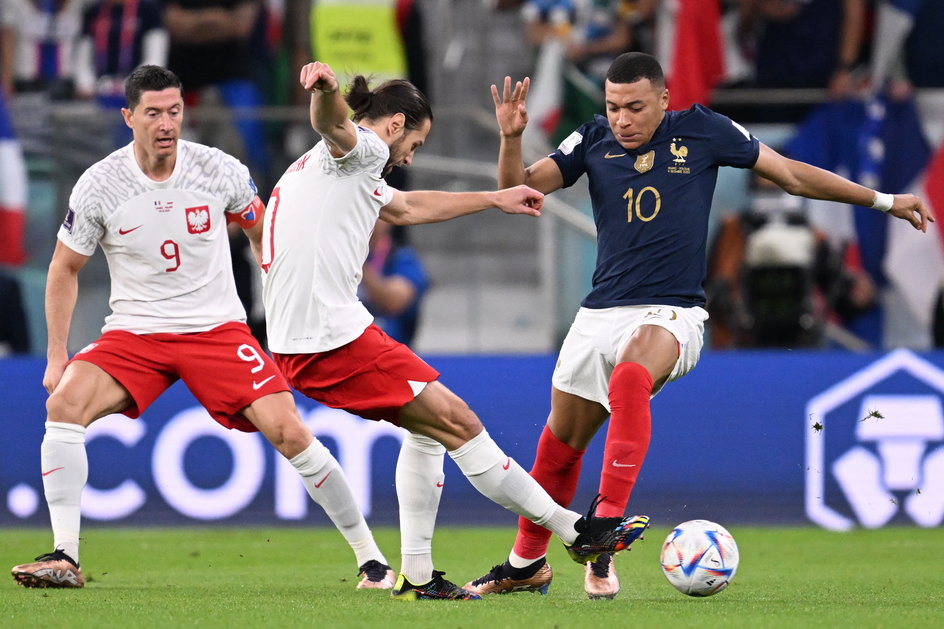 Grzegorz Krychowiak w starciu z Kylianem Mbappe.