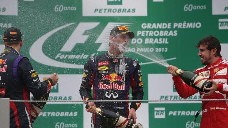 Sebastian Vettel, Mark Webber i Fernando Alonso lejący szampanem