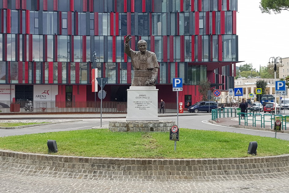 Pomnik Jana Pawła II przed stadionem w Tiranie