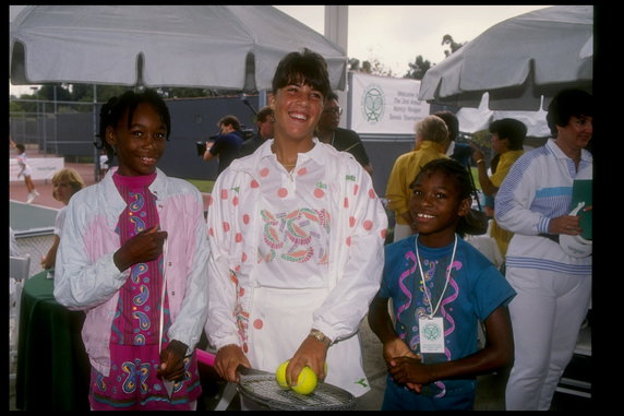 ennifer Capriati (center) stands with Venus Williams and her sister Serena Williams.1990