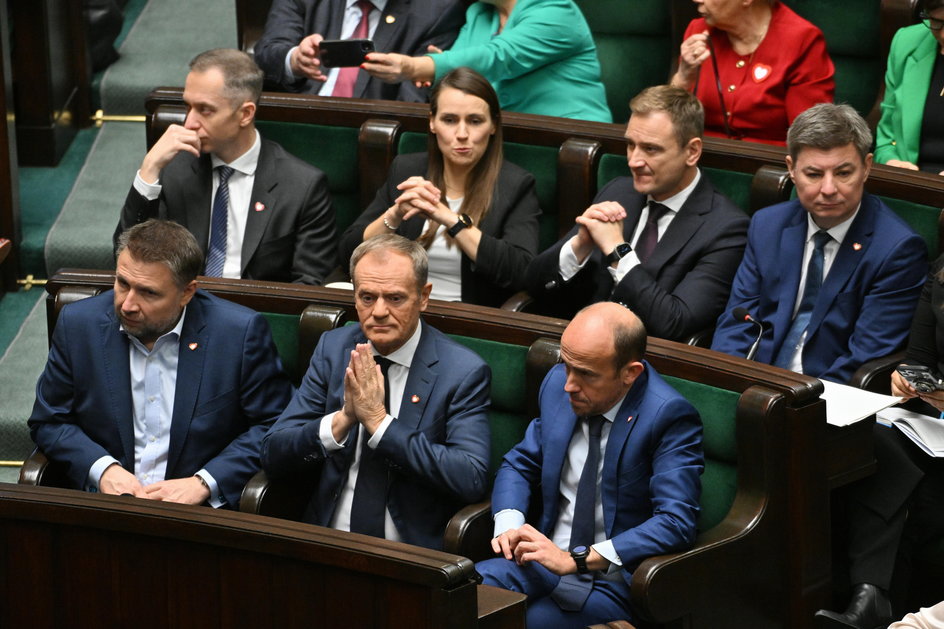 Sławomir Nitras (za Donaldem Tuskiem) podczas listopadowego posiedzenia Sejmu