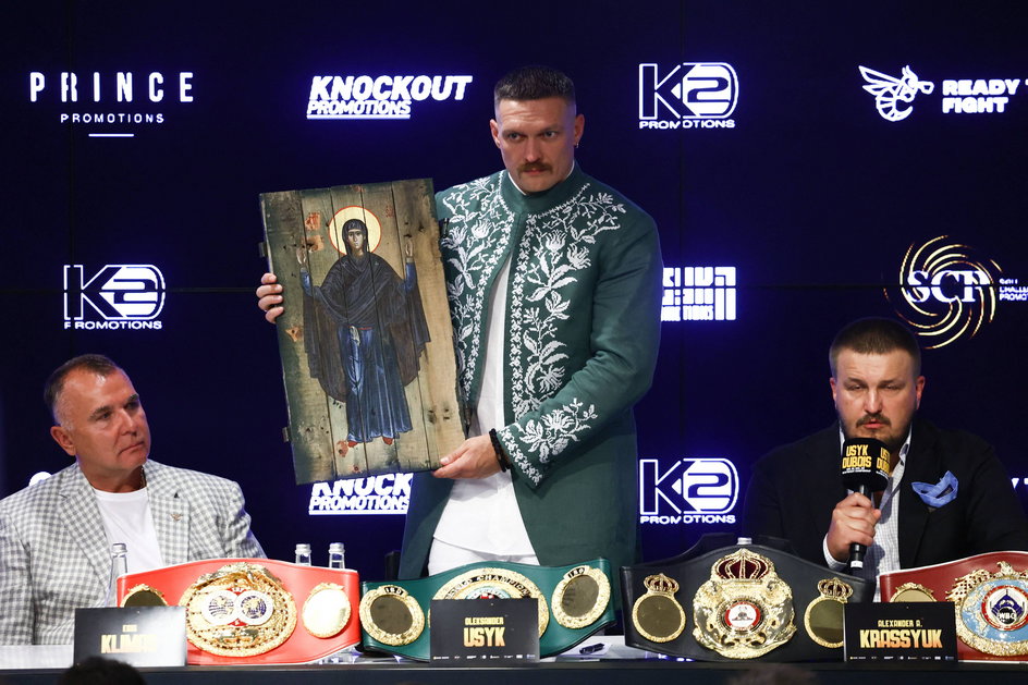 Ołeksandr Usyk z prezentem od ukraińskich żołnierzy