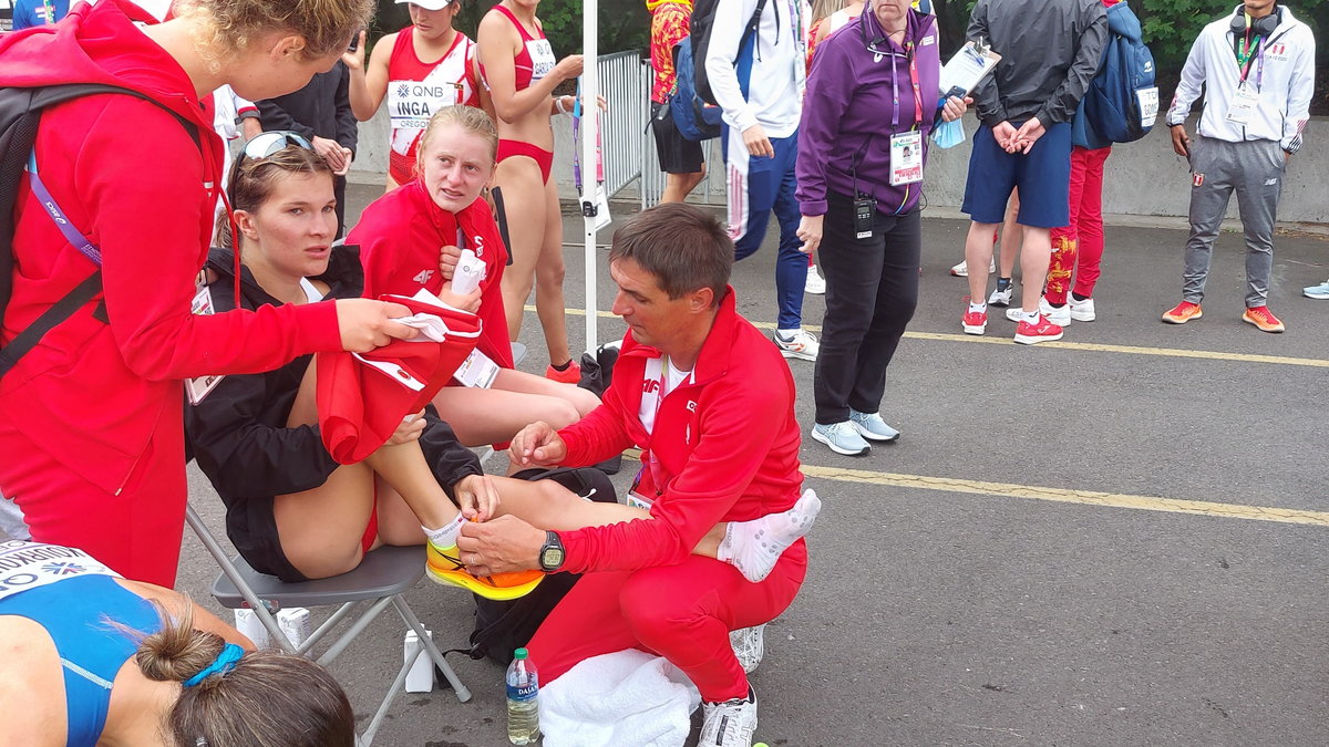 Trener Grzegorz Tomala pomagał zdjąć buty Katarzynie Zdziebło, która wywalczyła srebrny medal w rywalizacji na 35 km w chodzie sportowym