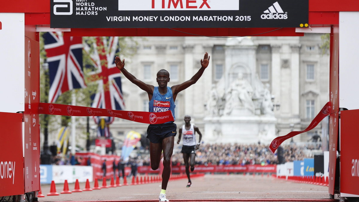 Kenijczyk Eliud Kipchoge oraz Etiopka Tigist Tufa wygrali 35. maraton w Londynie. 