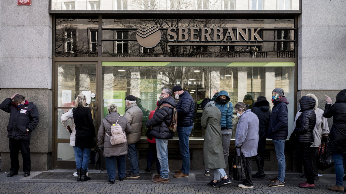 Kolejki pod oddziałem Sbierbanku w Czechach