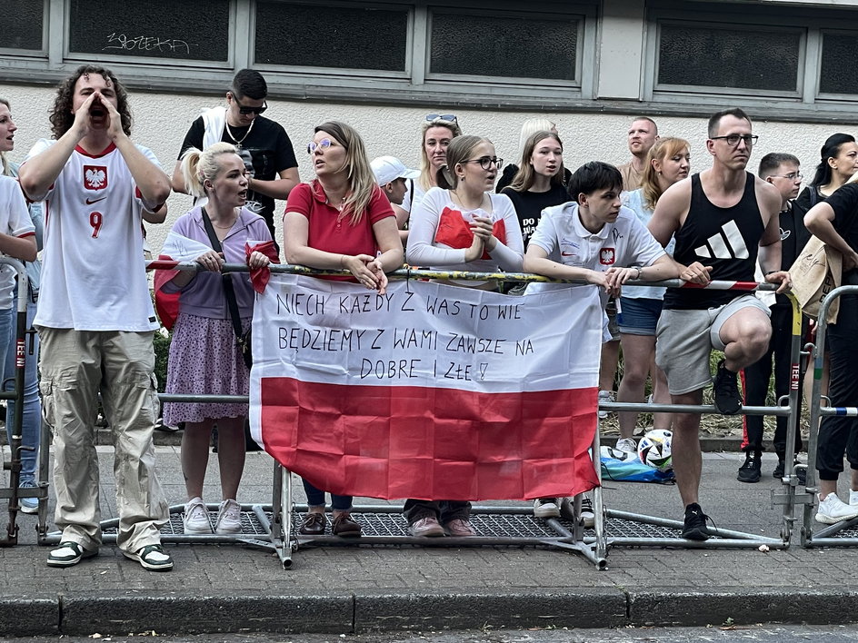Fanii echipei naționale poloneze în fața hotelului din Hanovra