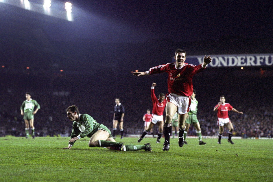 Lee Sharpe celebruje bramkę przeciwko Legii na Old Trafford