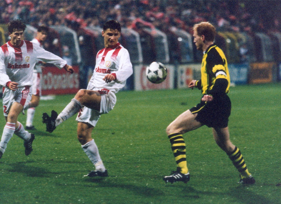 Marek Citko podczas meczu z Widzewa Łódź z Borussią Dortmund. Z prawej Mathias Sammer, zawodnik BVB (20 listopada 1997 r.)