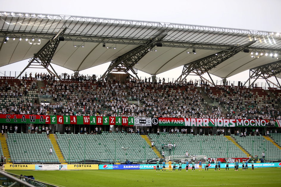 Podczas meczu ze Śląskiem fani z Żylety prowadzili doping z górnego sektora. 