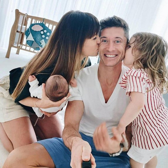 Anna and Robert Lewandowski with their daughters in 2020.