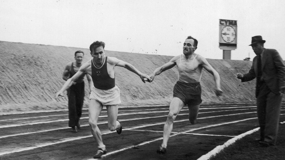 Janusz Kusociński (z lewej) podczas Wielkiej Rewii Asów Sportu, 23.06.1939