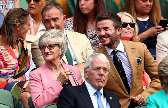 David Beckham z mamą Sandrą Georginą West na Wimbledonie