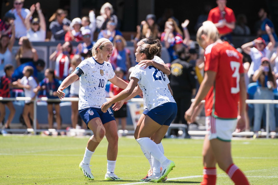 Lindsey Horan oraz Trinity Rodman cieszą się po strzelonej bramce przeciwko Walii (2:0)