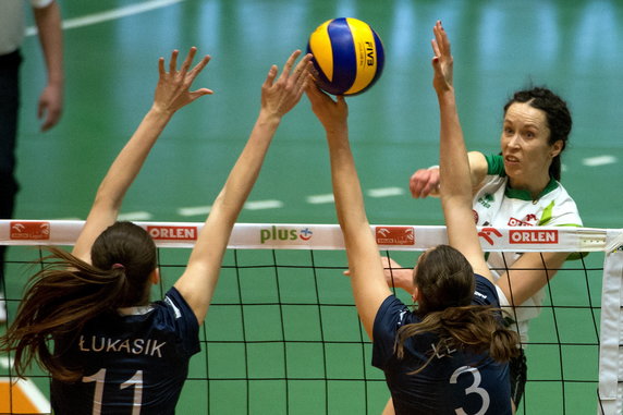 SIATKÓWKA KOBIET LIGA POLSKA IMPEL ATOM TREFL ( Justyna Łukasik Charlotte Leys Katarzyna Mroczkowska )