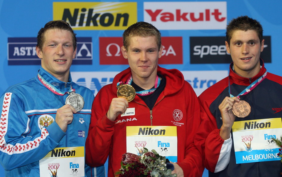 Na podium obok Mateusza Sawrymowicza stanęli: po jego prawej stronie ze srebrnym medalem Rosjanin Jurij Priłukow, a po lewej Brytyjczyk David Davies.