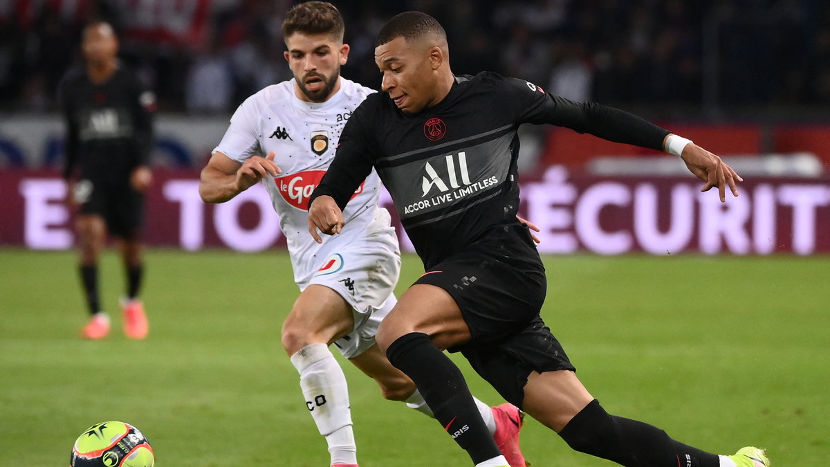 Kylian Mbappe (z przodu) w pojedynku z piłkarzem Angers