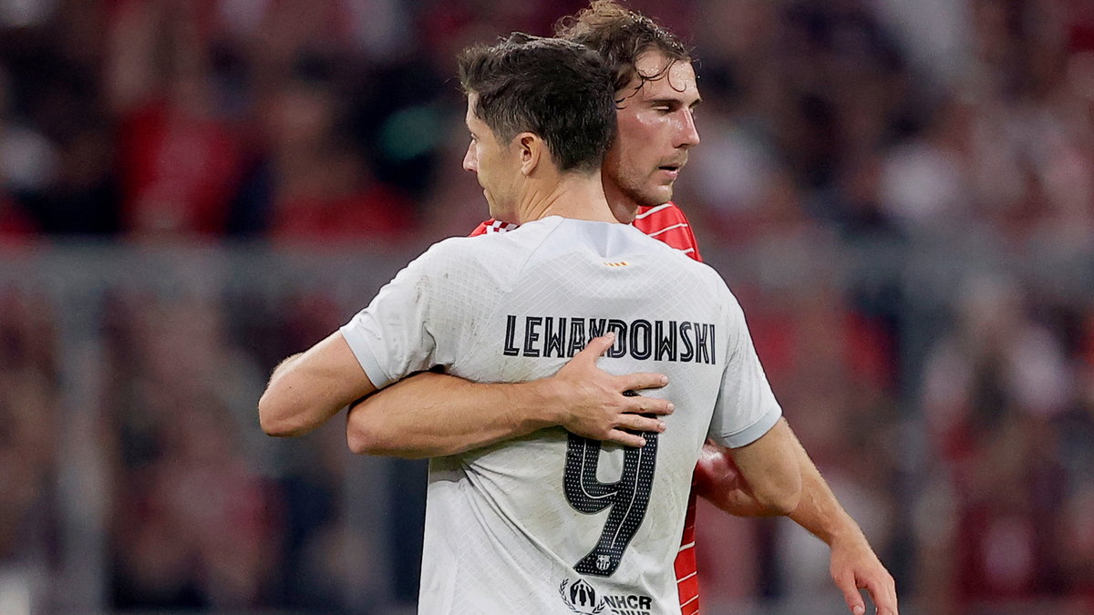 Leon Goretzka i Robert Lewandowski po meczu rozegranym w Monachium