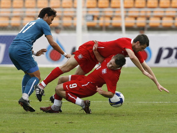 2010-01-23T105747Z_01_NAK210_RTRIDSP_3_THAILAND-SOCCER.jpg