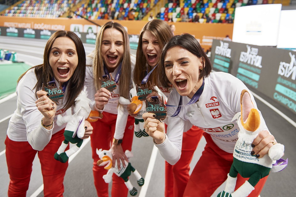 Marika Popowicz-Drapała, Anna Pałys, Alicja Wrona-Kutrzepa i Anna Kiełbasińska z brązowymi medalami HME 2023 w Stambule w sztafecie 4x400 m