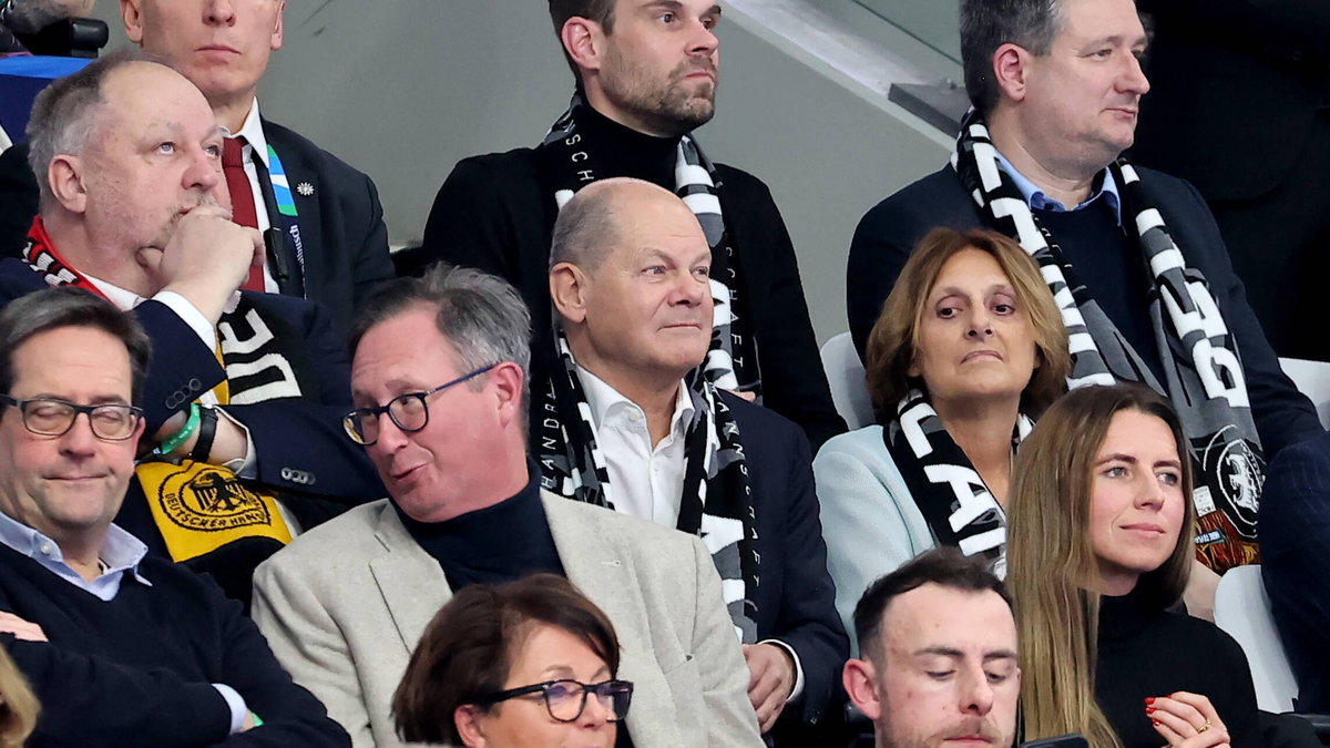 Olaf Scholz na trybunach Mercedes-Benz Arena